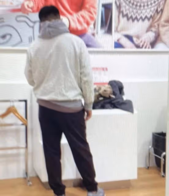 知名港星湖南購物被拍 買一筐百元衣服接地氣