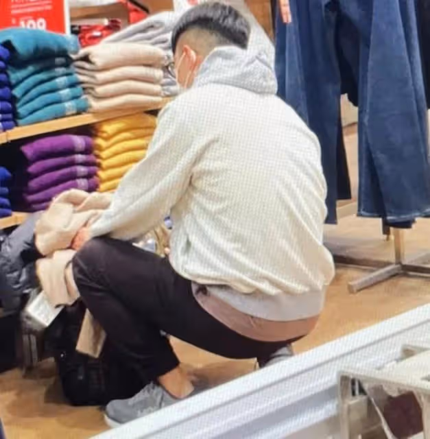 知名港星湖南購物被拍 買一筐百元衣服接地氣