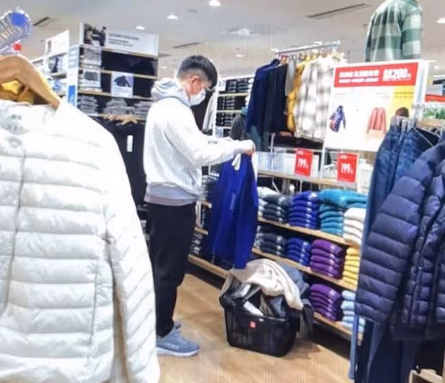 知名港星湖南購物被拍 買一筐百元衣服接地氣