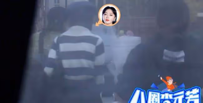 43歲秦嵐街頭排隊做核酸 針織衫難掩好身材