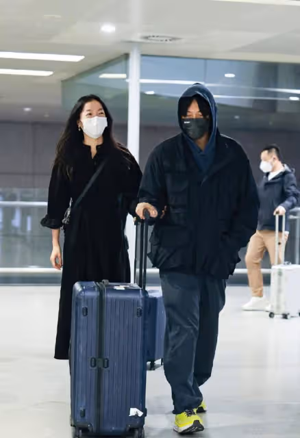 齊溪得獎後與老公高調同框 倆人挽手同行好甜蜜