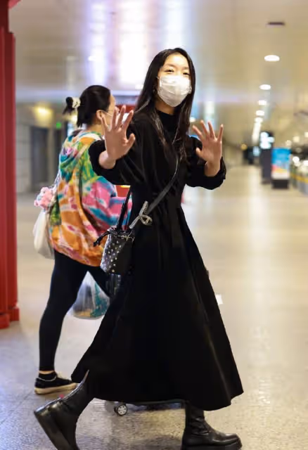 齊溪得獎後與老公高調同框 倆人挽手同行好甜蜜