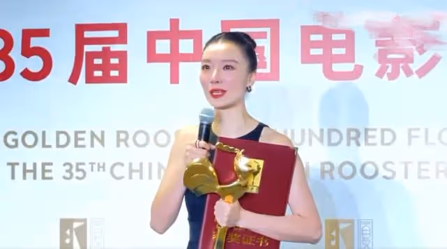 齊溪得獎後與老公高調同框 倆人挽手同行好甜蜜