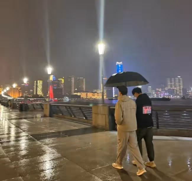 吳磊外灘散步被偶遇 背影照帥氣十足