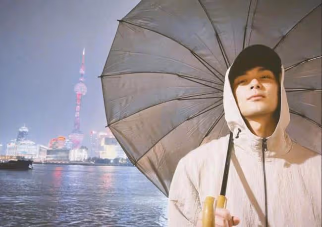 吳磊外灘散步被偶遇 背影照帥氣十足