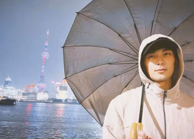 吳磊外灘散步被偶遇 背影照帥氣十足