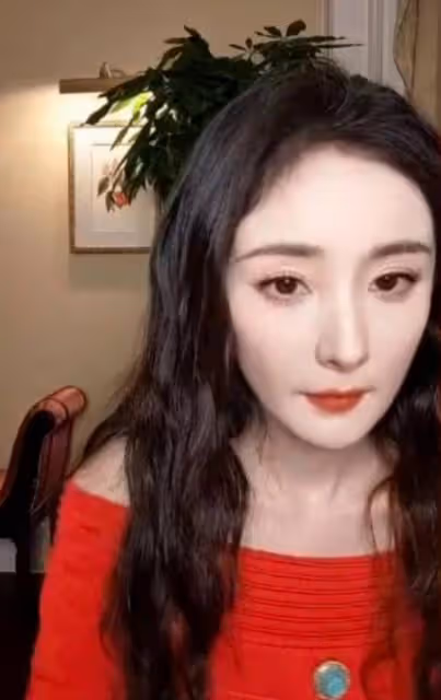 楊冪直播又被群嘲 開美顏濾鏡難掩臉垮顯老態