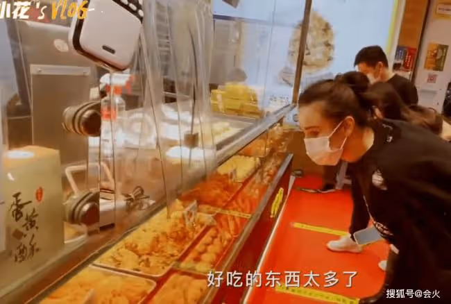 宋佳街頭擼串太豪邁 路邊舉簽子大口狂吃