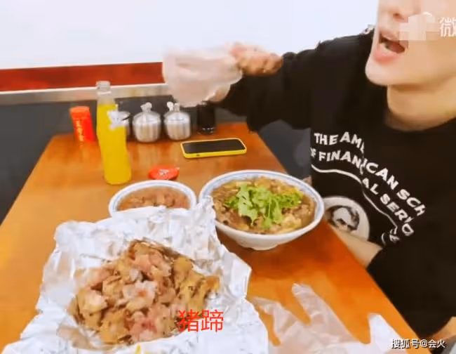 宋佳街頭擼串太豪邁 路邊舉簽子大口狂吃