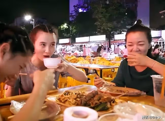 宋佳街頭擼串太豪邁 路邊舉簽子大口狂吃