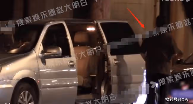 62歲黃宏深夜聚會被拍!被眾人簇擁送上車