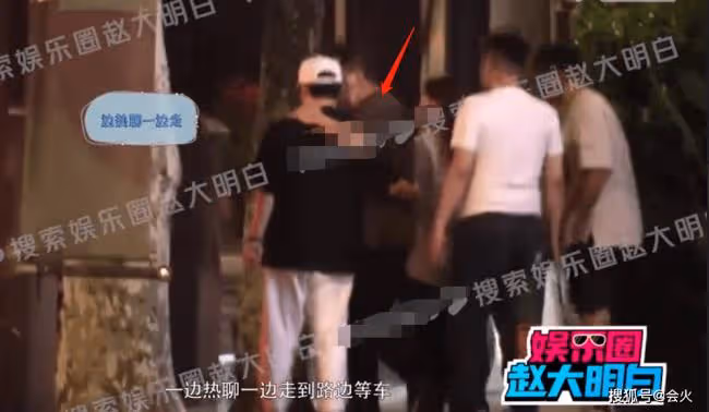 62歲黃宏深夜聚會被拍!被眾人簇擁送上車