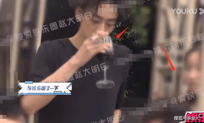 62歲黃宏深夜聚會被拍!被眾人簇擁送上車
