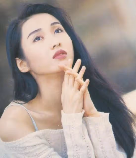 努力復健！當紅時為救弟弟「嫁大16歲跛腳富商」生3女　今​51歲近況曝光：坐著輪椅出行