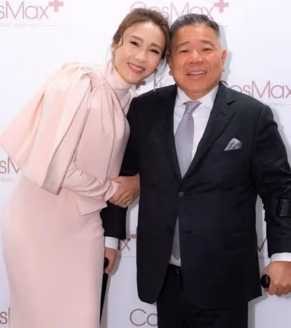 努力復健！當紅時為救弟弟「嫁大16歲跛腳富商」生3女　今​51歲近況曝光：坐著輪椅出行