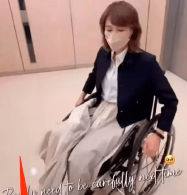 努力復健！當紅時為救弟弟「嫁大16歲跛腳富商」生3女　今​51歲近況曝光：坐著輪椅出行