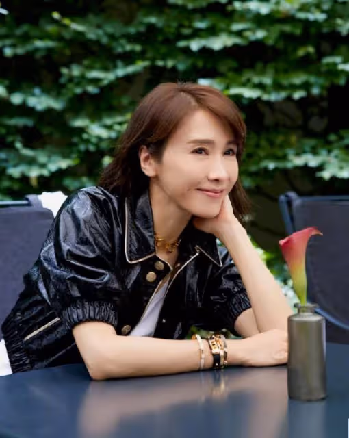 努力復健！當紅時為救弟弟「嫁大16歲跛腳富商」生3女　今​51歲近況曝光：坐著輪椅出行