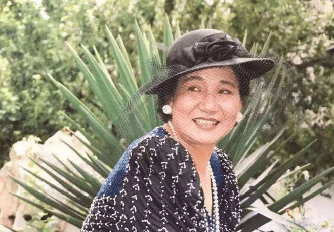 趙麗蓉去世22年其子罕露面！發福白髮笑容像媽，回故居悼念引淚目