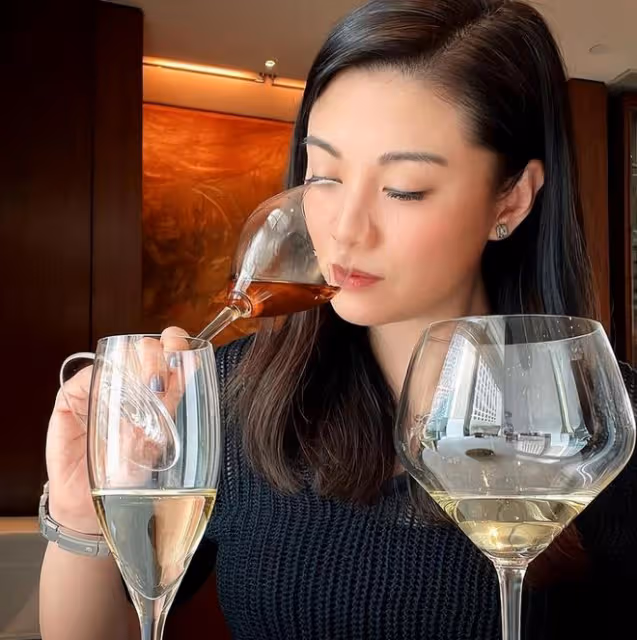恭喜！劉愷威前女友大學畢業，戴四方帽氣質好，學校全球排名前50