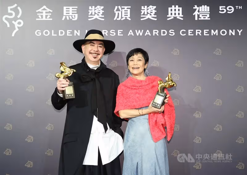 等了40年！61歲黃秋生首奪影帝「雙手指天淚獻亡母」　「失蹤親人突打來」他雙眼血絲：我覺得媽媽知道了