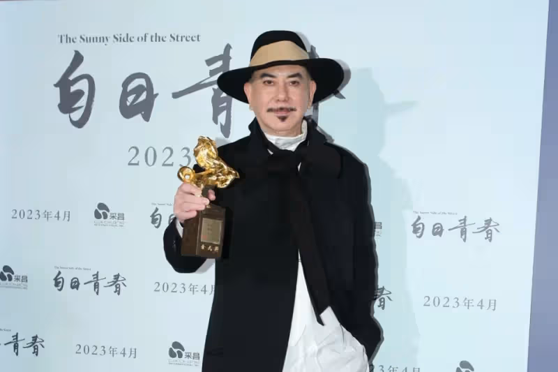 等了40年！61歲黃秋生首奪影帝「雙手指天淚獻亡母」　「失蹤親人突打來」他雙眼血絲：我覺得媽媽知道了
