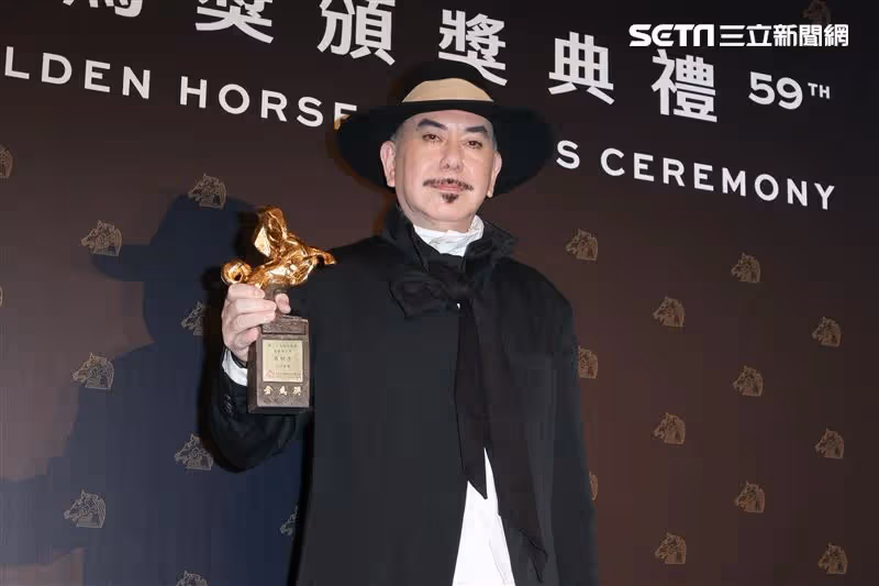 等了40年！61歲黃秋生首奪影帝「雙手指天淚獻亡母」　「失蹤親人突打來」他雙眼血絲：我覺得媽媽知道了