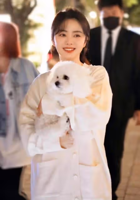 路人鏡頭下的譚松韻也太美了！真不敢相信她有32歲
