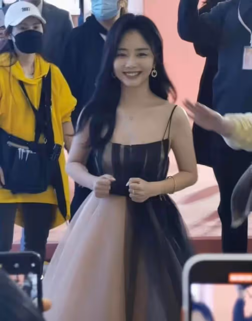 路人鏡頭下的譚松韻也太美了！真不敢相信她有32歲