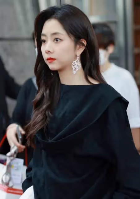路人鏡頭下的譚松韻也太美了！真不敢相信她有32歲