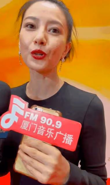 多年美貌毀於央視鏡頭，高圓圓出席活動又老又滄桑，美人也老了！