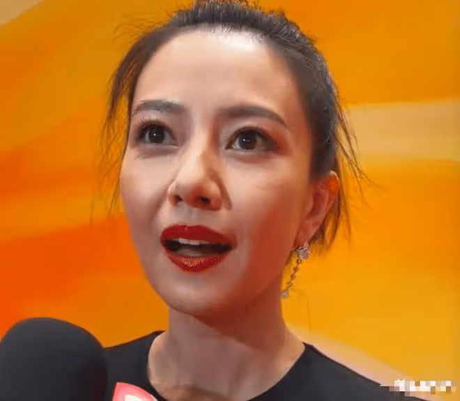 多年美貌毀於央視鏡頭，高圓圓出席活動又老又滄桑，美人也老了！