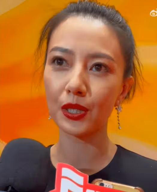 多年美貌毀於央視鏡頭，高圓圓出席活動又老又滄桑，美人也老了！