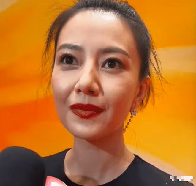 多年美貌毀於央視鏡頭，高圓圓出席活動又老又滄桑，美人也老了！