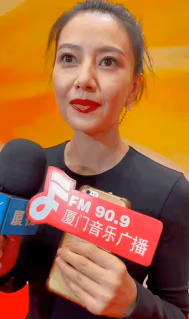多年美貌毀於央視鏡頭，高圓圓出席活動又老又滄桑，美人也老了！