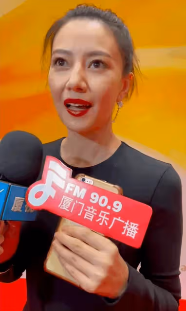 多年美貌毀於央視鏡頭，高圓圓出席活動又老又滄桑，美人也老了！
