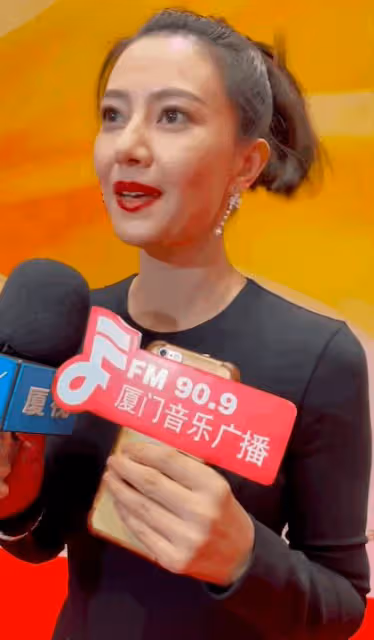 多年美貌毀於央視鏡頭，高圓圓出席活動又老又滄桑，美人也老了！