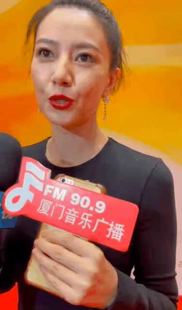 多年美貌毀於央視鏡頭，高圓圓出席活動又老又滄桑，美人也老了！