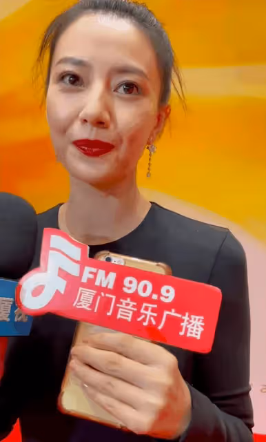 多年美貌毀於央視鏡頭，高圓圓出席活動又老又滄桑，美人也老了！