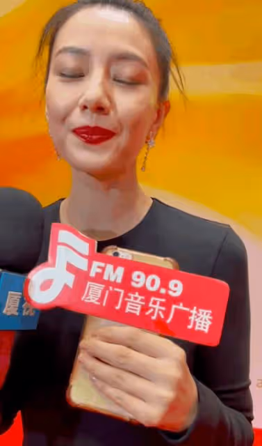 多年美貌毀於央視鏡頭，高圓圓出席活動又老又滄桑，美人也老了！