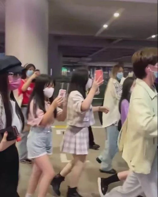 伊能靜與兒子挽手出行！ 哈利「粉絲眾多」人氣超過媽媽，走路姿勢引發熱議：怎麼這麼妖嬈？