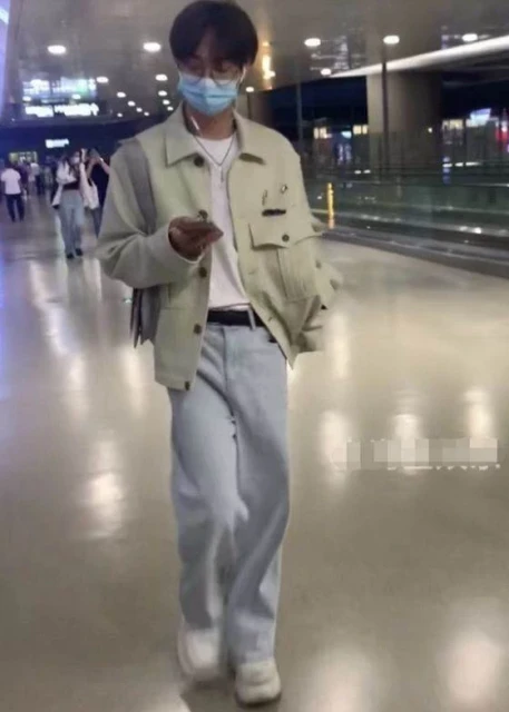 伊能靜與兒子挽手出行！ 哈利「粉絲眾多」人氣超過媽媽，走路姿勢引發熱議：怎麼這麼妖嬈？