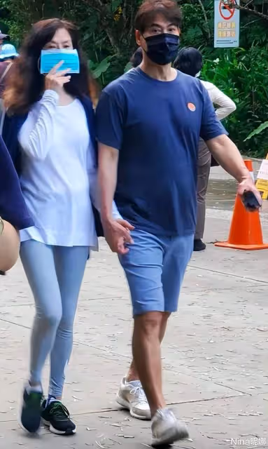 「婉君」俞小凡近況，臉部蒼老打扮卻時髦，六十歲老公似健壯小伙