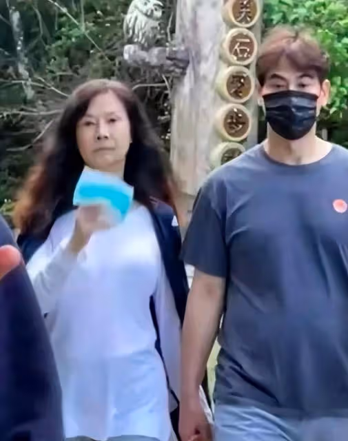 「婉君」俞小凡近況，臉部蒼老打扮卻時髦，六十歲老公似健壯小伙
