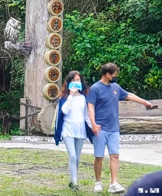 「婉君」俞小凡近況，臉部蒼老打扮卻時髦，六十歲老公似健壯小伙