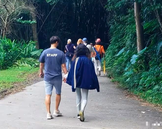 「婉君」俞小凡近況，臉部蒼老打扮卻時髦，六十歲老公似健壯小伙
