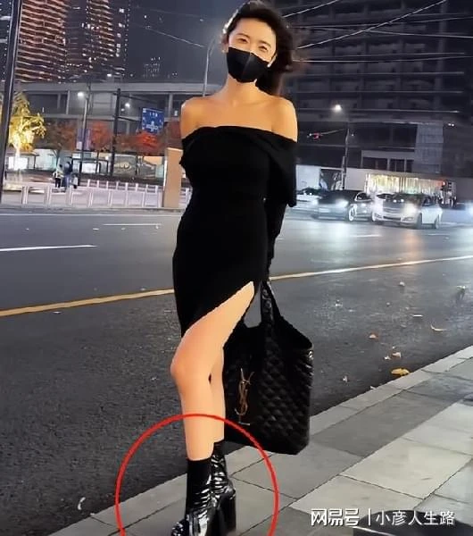 聶小雨穿高開叉裙街拍，網友卻在關注她鞋子：咋不穿個梯子走路？