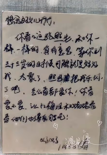 高秀敏去世17年女兒現身悼念!曬照母女太像引淚目,墓園一塵不染
