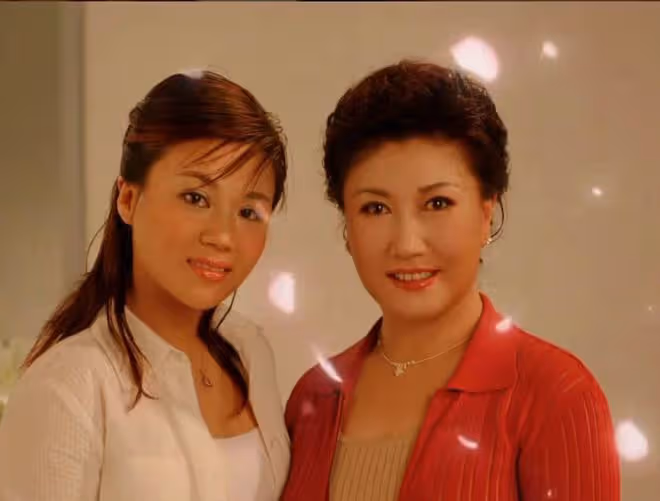 高秀敏去世17年女兒現身悼念!曬照母女太像引淚目,墓園一塵不染
