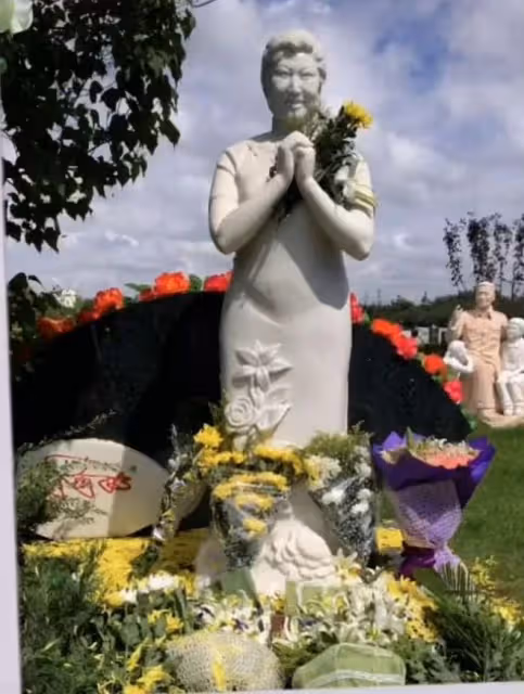 高秀敏去世17年女兒現身悼念!曬照母女太像引淚目,墓園一塵不染