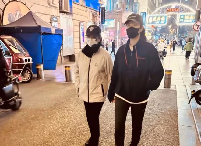 江珊與24歲女兒拼酒吃肉!高亦心皮膚白嫩顏值驚艷,母女豪邁碰杯